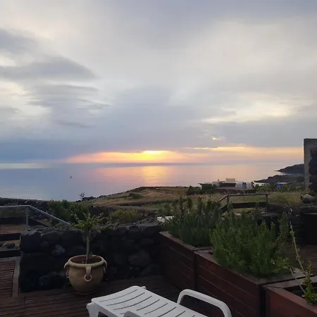 La Terrazza Sul Mare - I Dammusi Di Scauri Siba